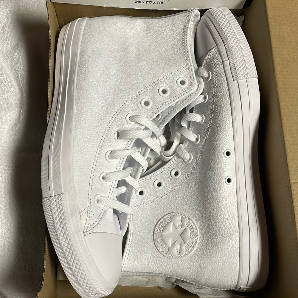 Converse All Star LUXE LEATHER Hi Top Men's Size 11.5/Women's Size 9.5.